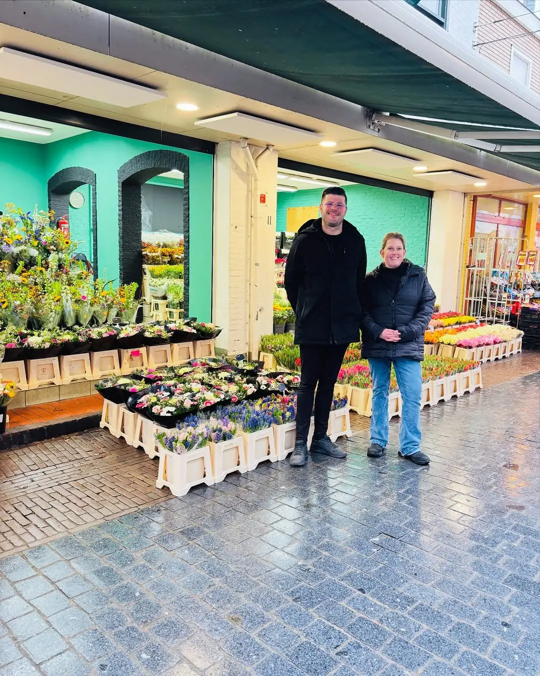Voor Fleurig! aan de Molendijk, met de emmers bloemen op de stoep