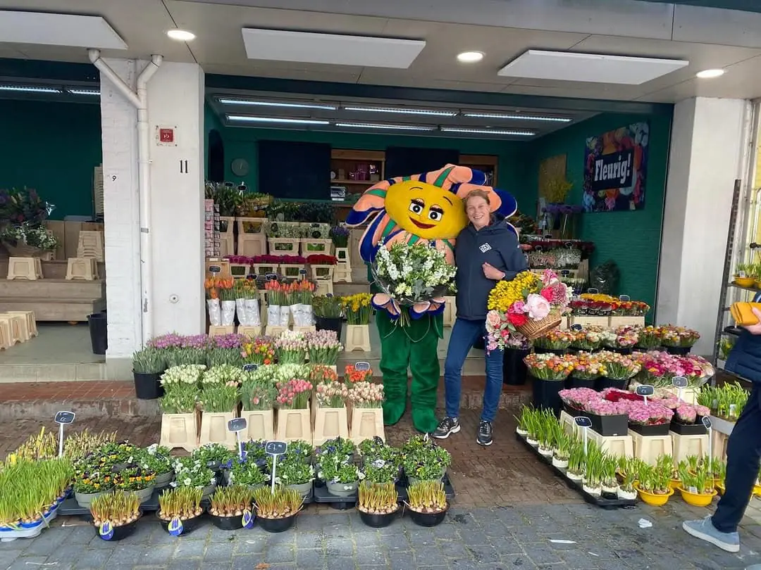De winkel aan de Molendijk met de emmers buiten